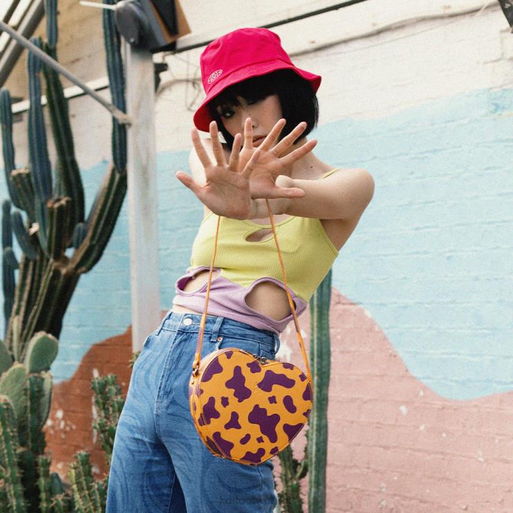 KOI footwear NL - oranje vrouwen KOI footwear funky stad tas met koeienprint 4T600170